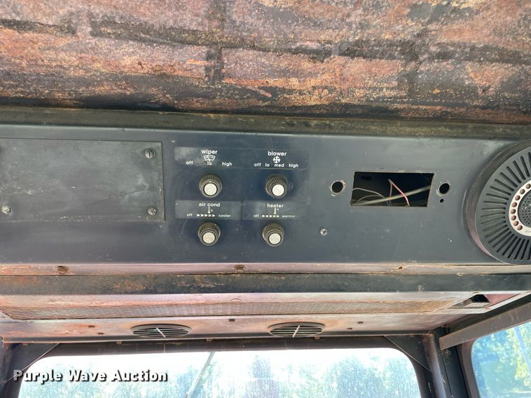 image for item NA9676 Allis Chalmers 7050  tractor