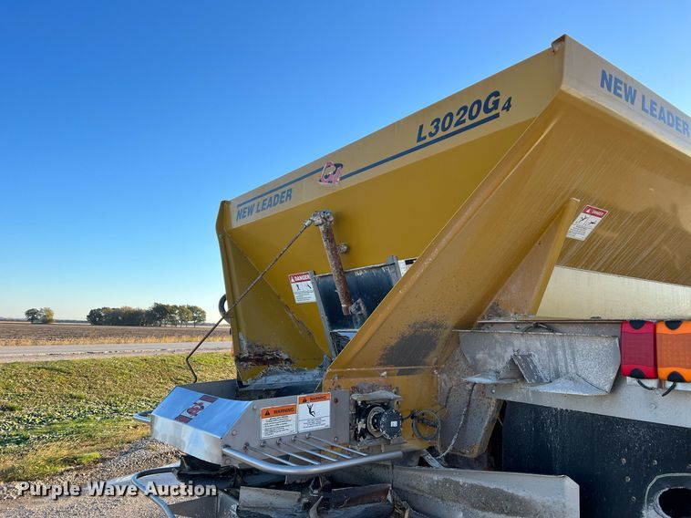 image for item NI9110 1999 Ag-Chem Terra Gator 8104  applicator