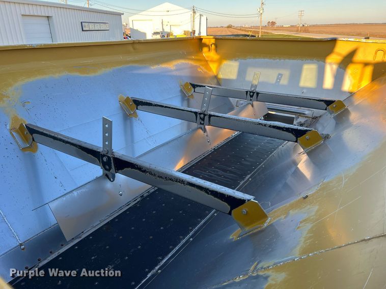 image for item NI9110 1999 Ag-Chem Terra Gator 8104  applicator