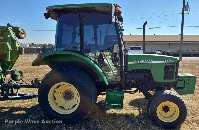 image for item NP9118 2004 John Deere 5320  tractor
