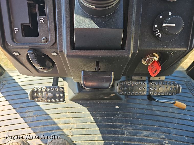 image for item NP9118 2004 John Deere 5320  tractor