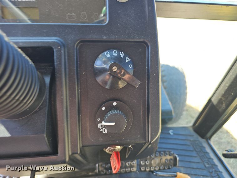 image for item NP9118 2004 John Deere 5320  tractor