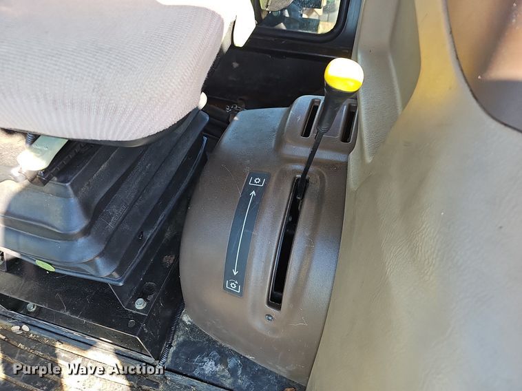 image for item NP9118 2004 John Deere 5320  tractor