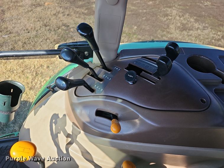 image for item NP9118 2004 John Deere 5320  tractor