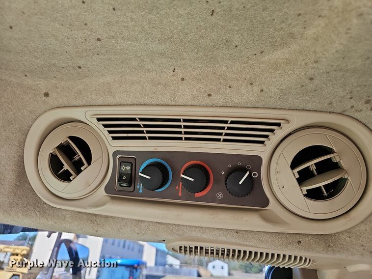 image for item NP9118 2004 John Deere 5320  tractor