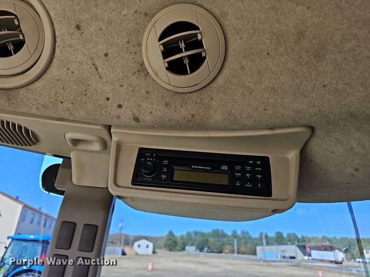 image for item NP9118 2004 John Deere 5320  tractor