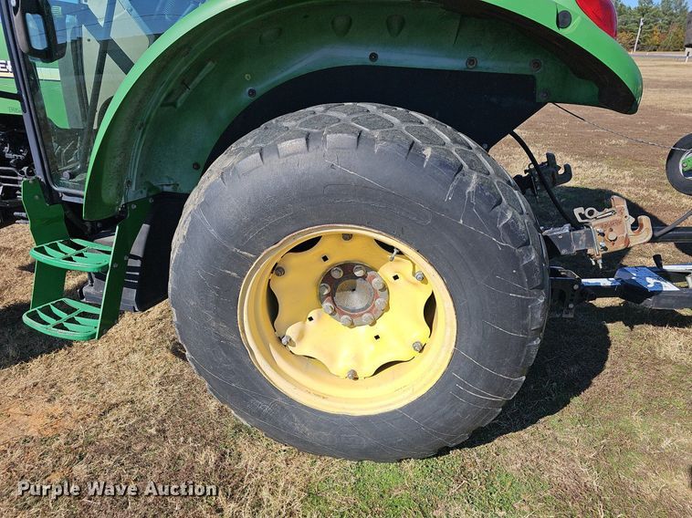 image for item NP9118 2004 John Deere 5320  tractor