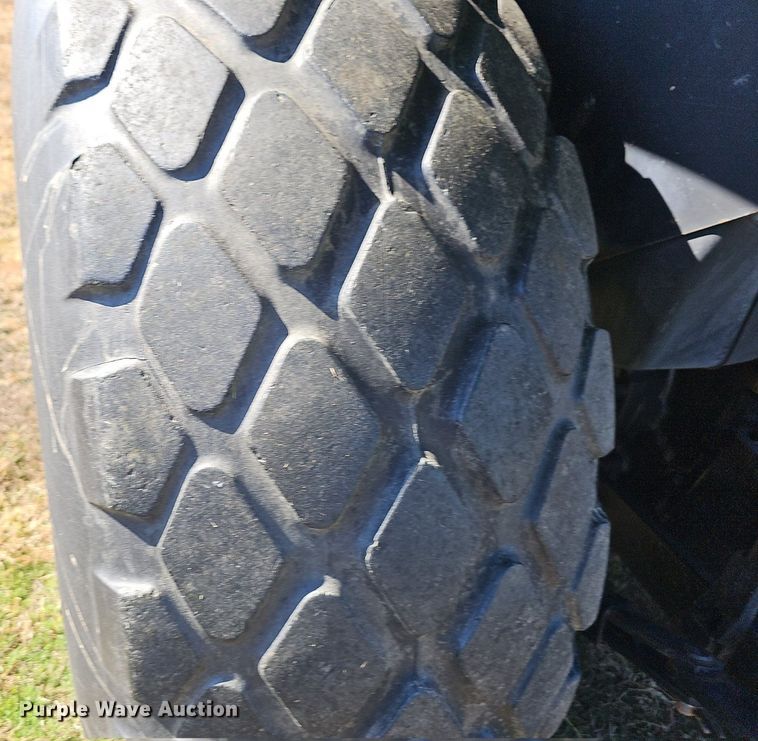 image for item NP9118 2004 John Deere 5320  tractor