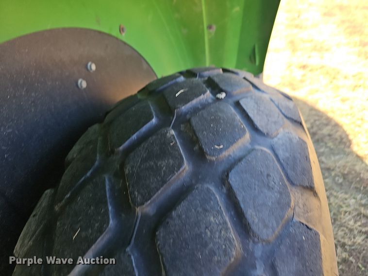 image for item NP9118 2004 John Deere 5320  tractor