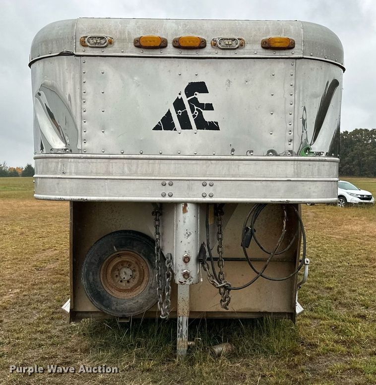 image for item NQ9486 2004 Elite  livestock trailer