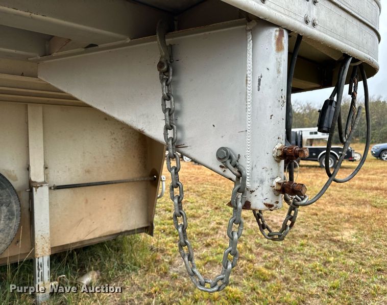 image for item NQ9486 2004 Elite  livestock trailer