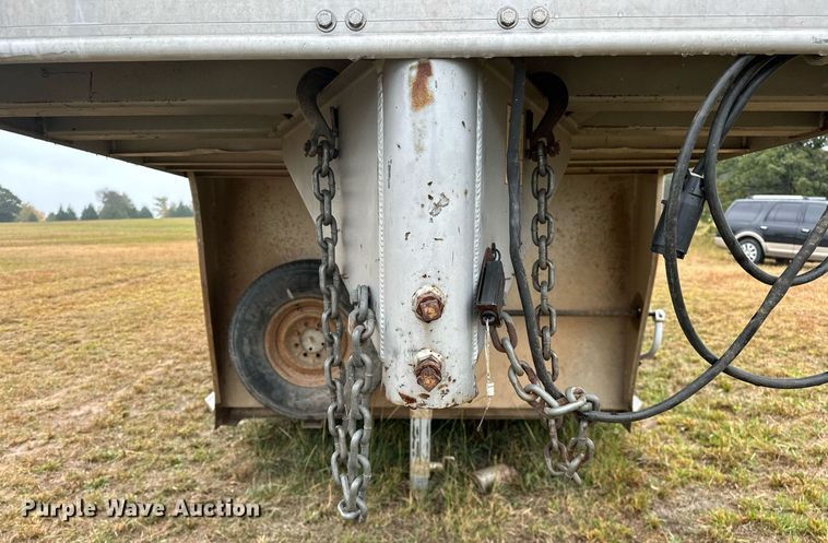 image for item NQ9486 2004 Elite  livestock trailer