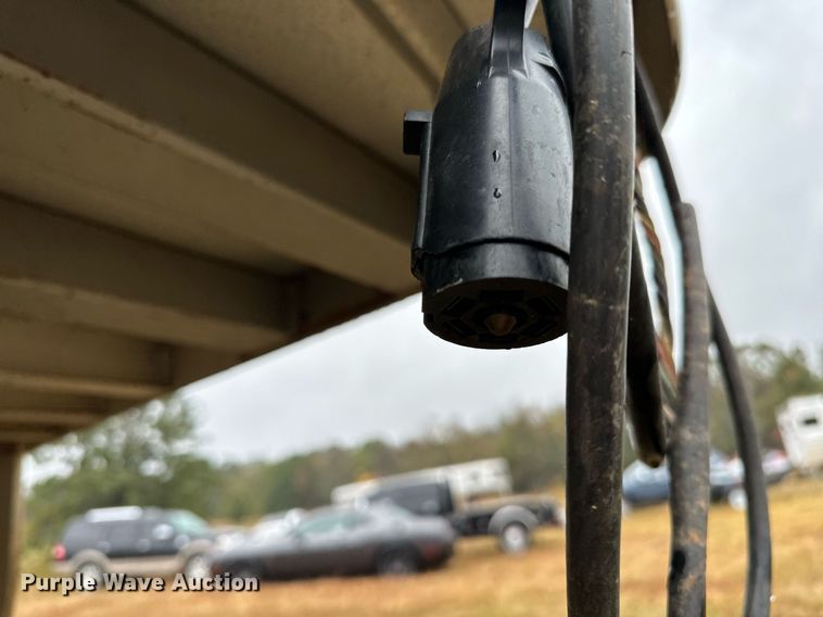 image for item NQ9486 2004 Elite  livestock trailer