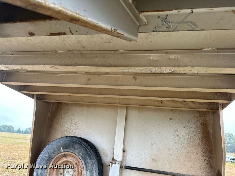 image for item NQ9486 2004 Elite  livestock trailer