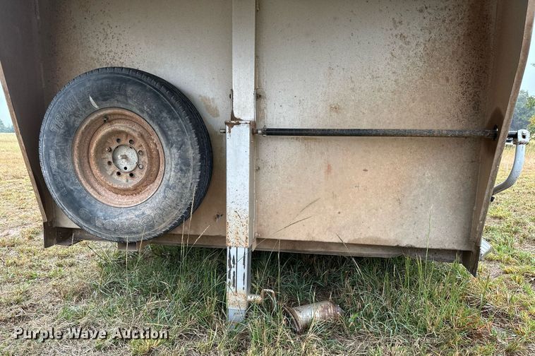 image for item NQ9486 2004 Elite  livestock trailer