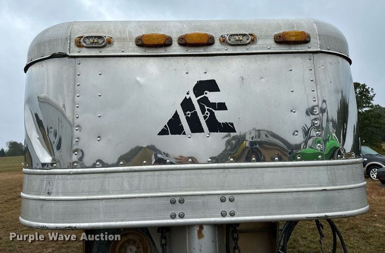 image for item NQ9486 2004 Elite  livestock trailer