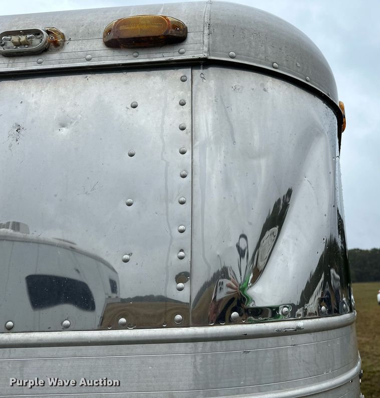 image for item NQ9486 2004 Elite  livestock trailer