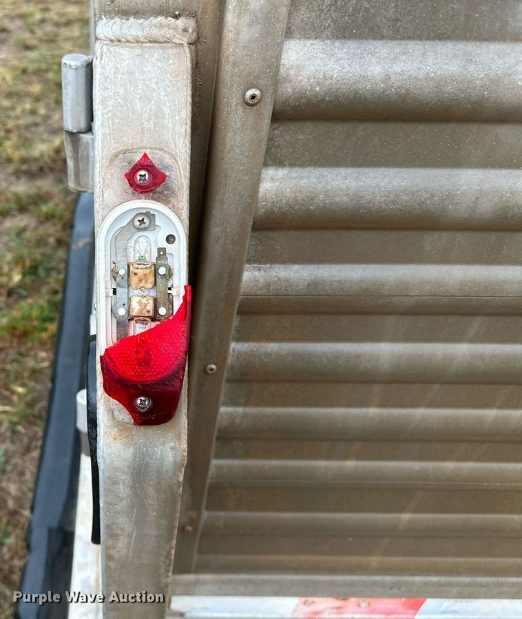 image for item NQ9486 2004 Elite  livestock trailer