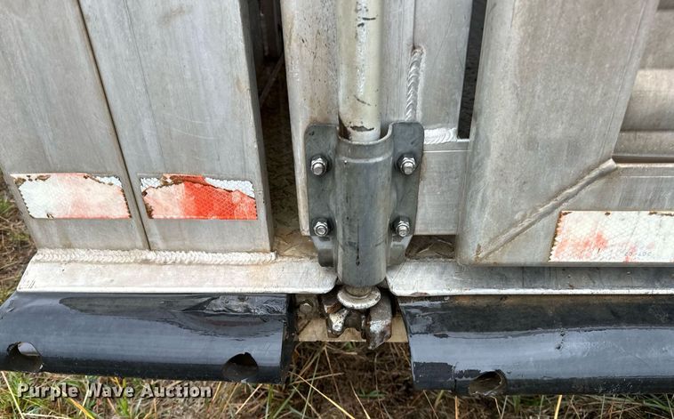 image for item NQ9486 2004 Elite  livestock trailer