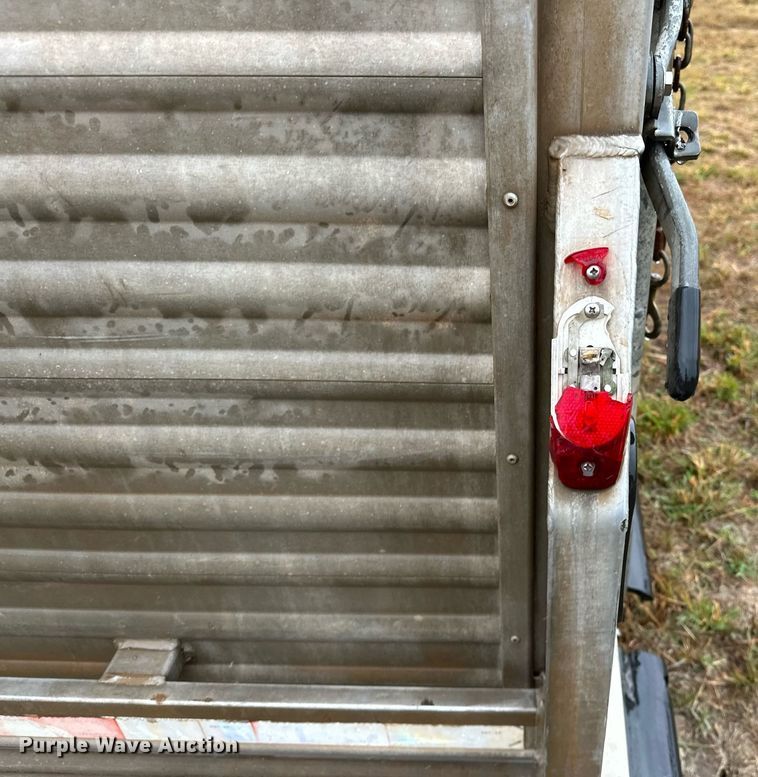 image for item NQ9486 2004 Elite  livestock trailer