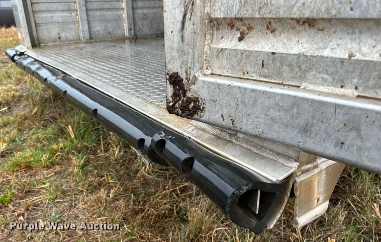 image for item NQ9486 2004 Elite  livestock trailer
