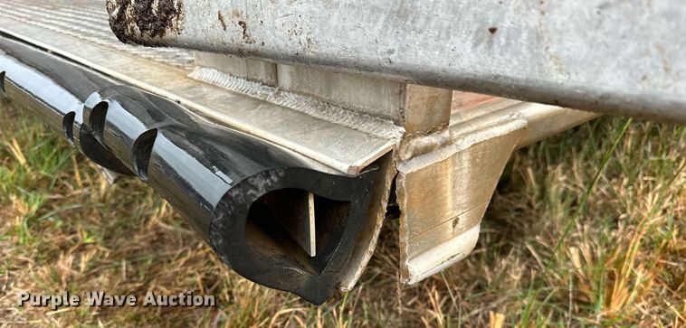 image for item NQ9486 2004 Elite  livestock trailer