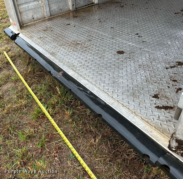 image for item NQ9486 2004 Elite  livestock trailer