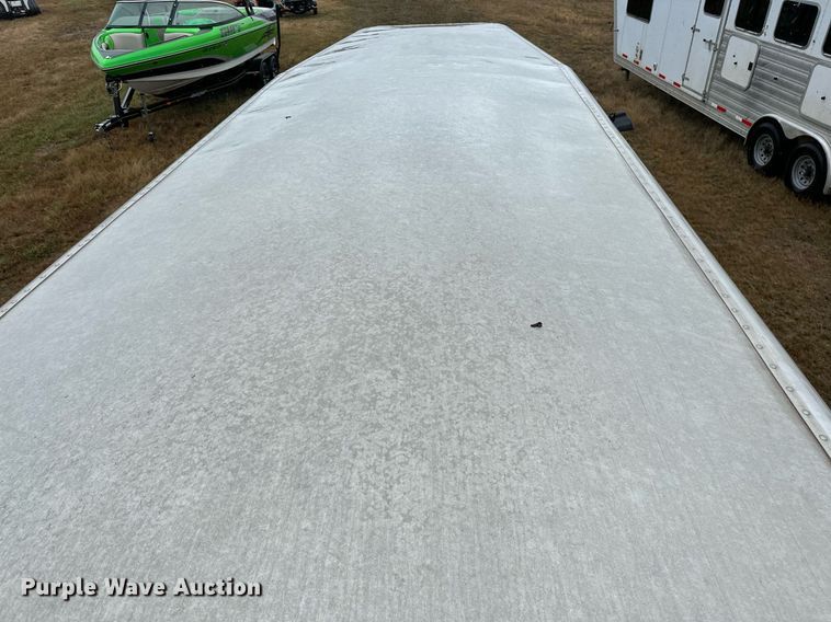 image for item NQ9486 2004 Elite  livestock trailer