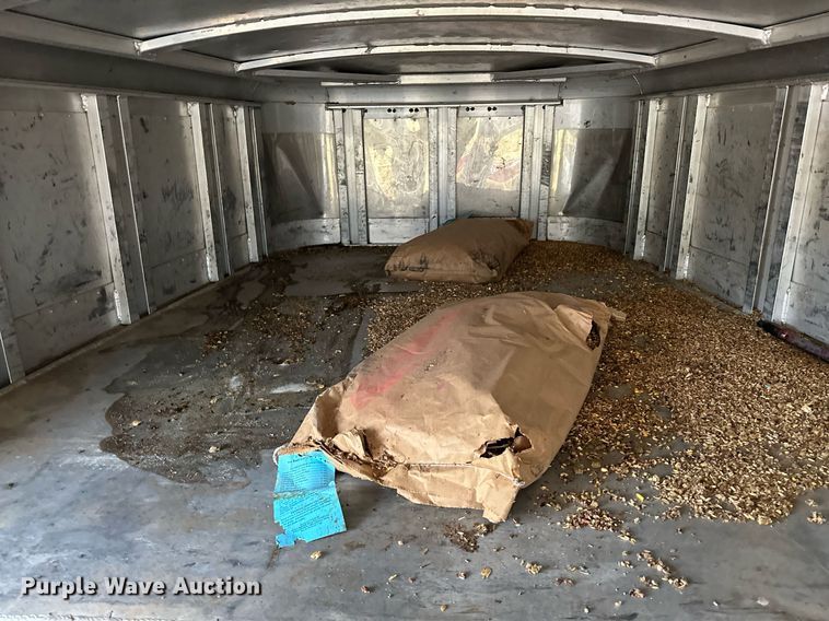 image for item NQ9486 2004 Elite  livestock trailer