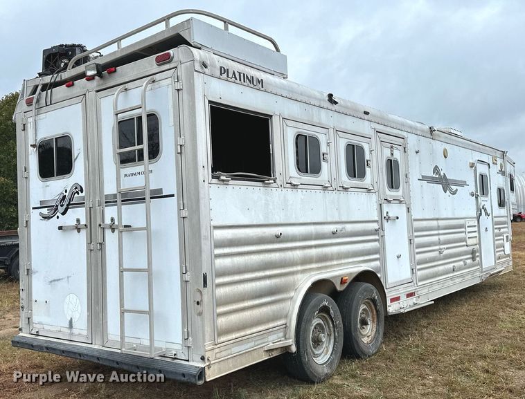 image for item NQ9490 2010 Platinum Coach  horse trailer
