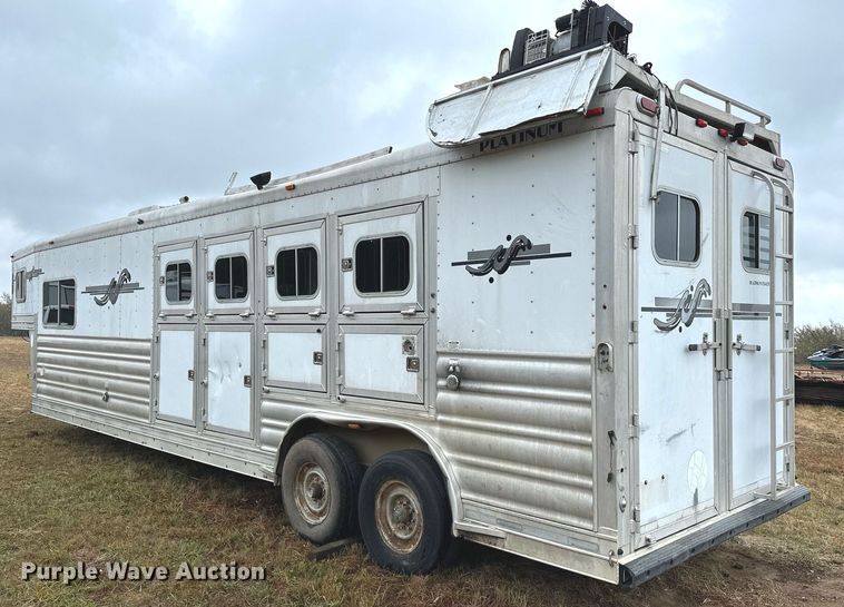 image for item NQ9490 2010 Platinum Coach  horse trailer
