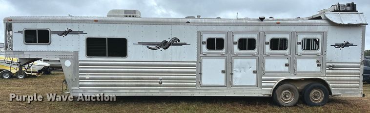 image for item NQ9490 2010 Platinum Coach  horse trailer