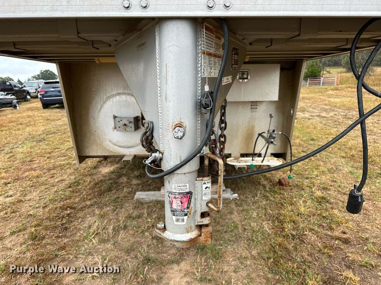 image for item NQ9490 2010 Platinum Coach  horse trailer