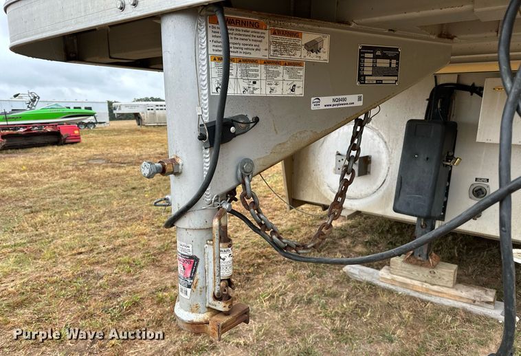 image for item NQ9490 2010 Platinum Coach  horse trailer