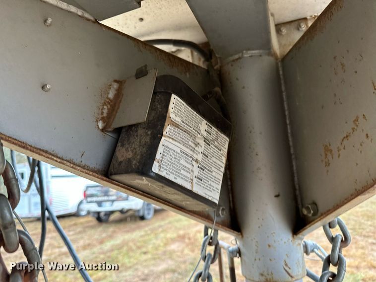 image for item NQ9490 2010 Platinum Coach  horse trailer