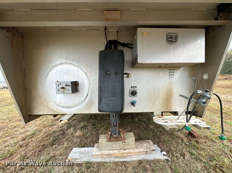 image for item NQ9490 2010 Platinum Coach  horse trailer