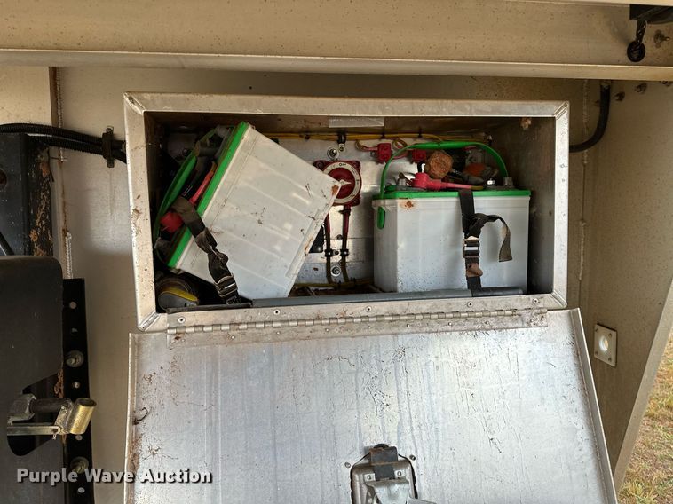 image for item NQ9490 2010 Platinum Coach  horse trailer