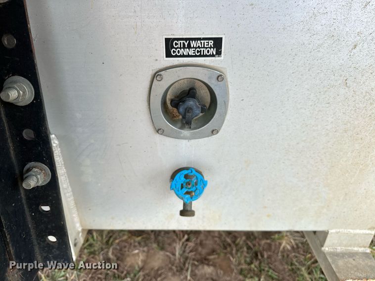 image for item NQ9490 2010 Platinum Coach  horse trailer