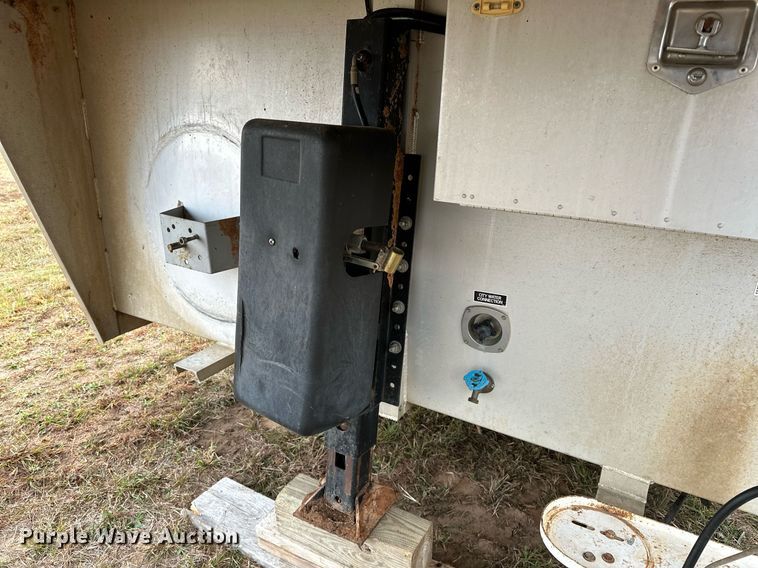 image for item NQ9490 2010 Platinum Coach  horse trailer