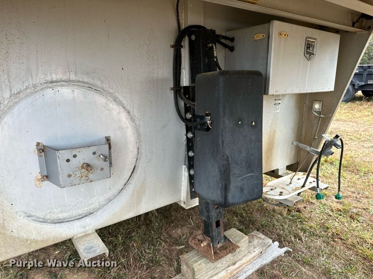 image for item NQ9490 2010 Platinum Coach  horse trailer