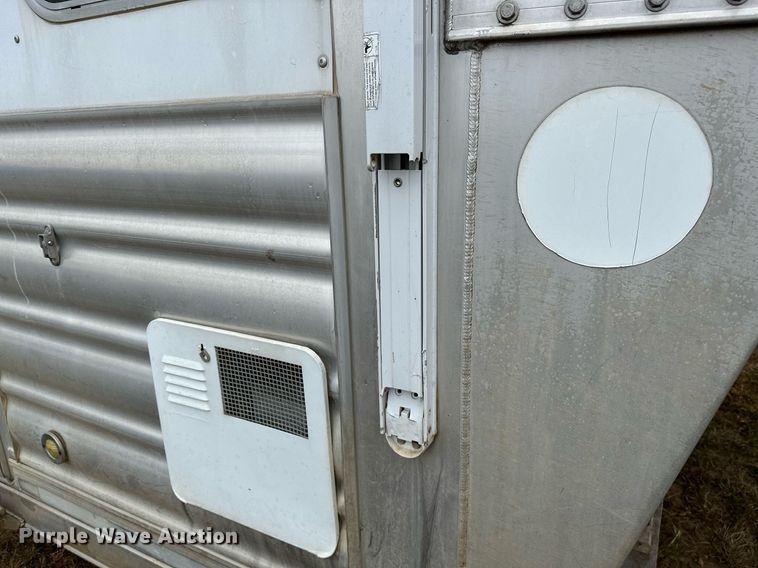 image for item NQ9490 2010 Platinum Coach  horse trailer