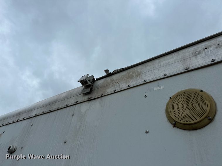 image for item NQ9490 2010 Platinum Coach  horse trailer