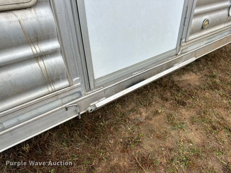 image for item NQ9490 2010 Platinum Coach  horse trailer