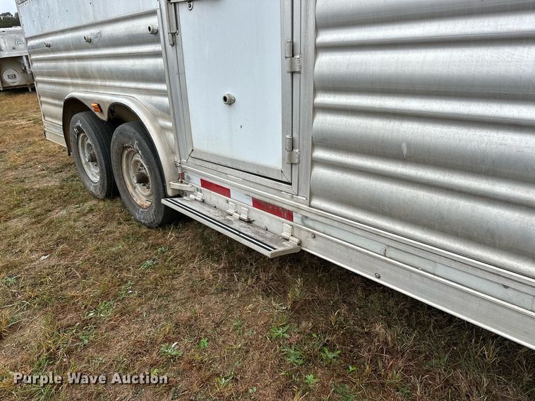 image for item NQ9490 2010 Platinum Coach  horse trailer