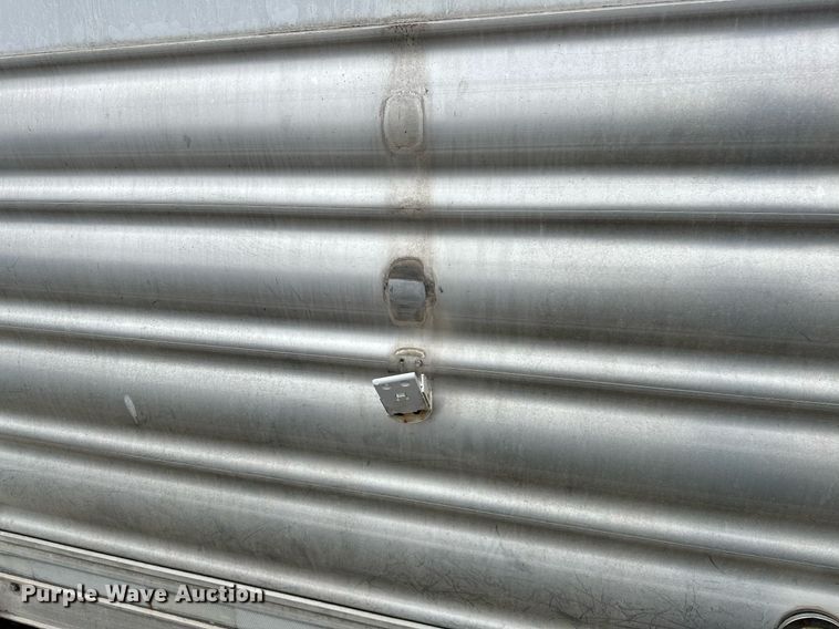 image for item NQ9490 2010 Platinum Coach  horse trailer