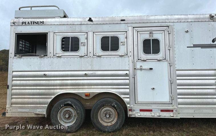 image for item NQ9490 2010 Platinum Coach  horse trailer