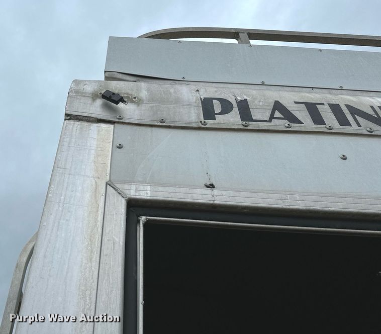 image for item NQ9490 2010 Platinum Coach  horse trailer