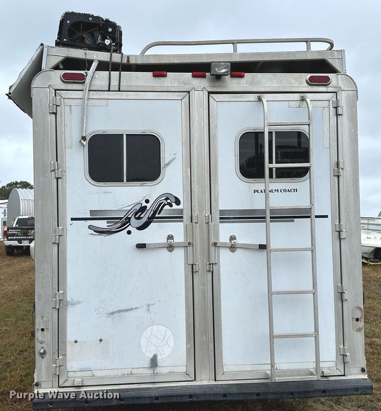 image for item NQ9490 2010 Platinum Coach  horse trailer