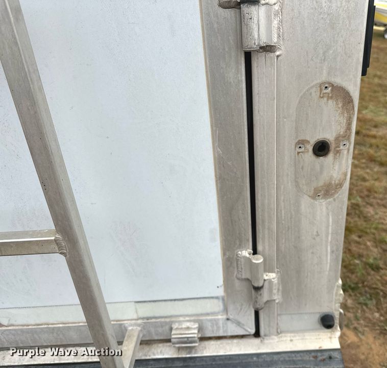 image for item NQ9490 2010 Platinum Coach  horse trailer