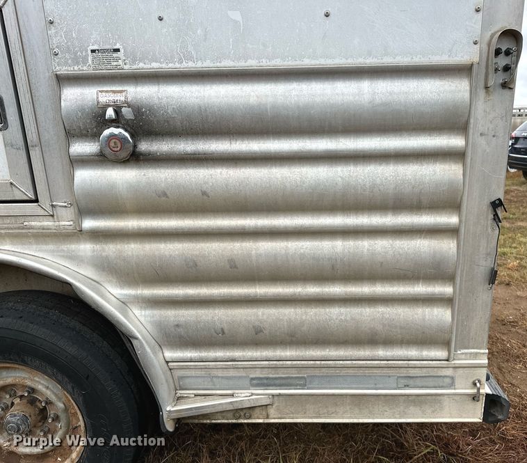 image for item NQ9490 2010 Platinum Coach  horse trailer